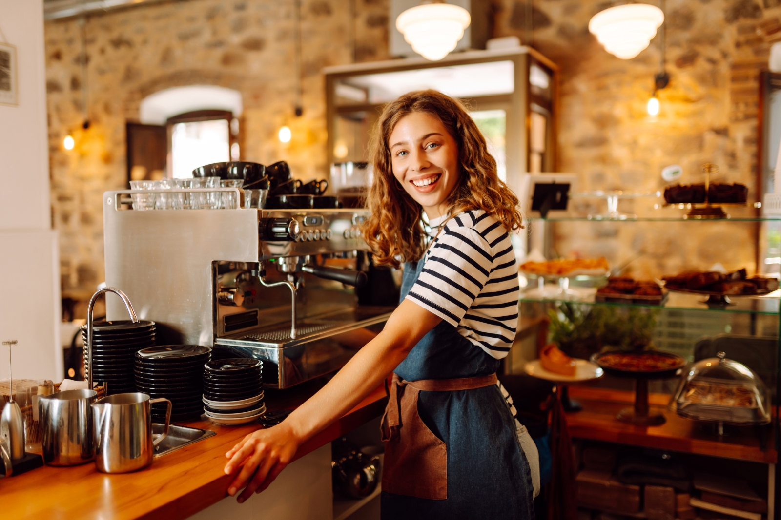 Inhaberin hinter dem Tresen ihres Cafés